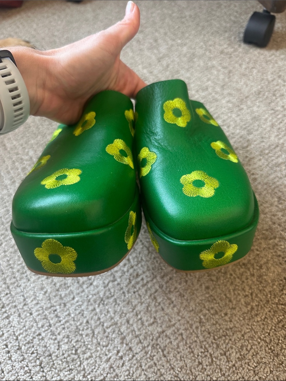 Lisa Says Gah Dakota clog in green daisy! - Picture 9 of 12